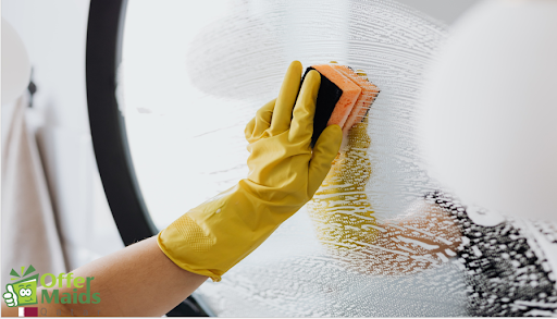 cleaning mirror with a sponge